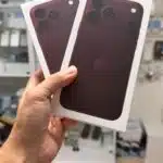 Hai hộp iPhone 18 Pro Max màu đỏ tại Mobile VNT 39 ở Tokyo