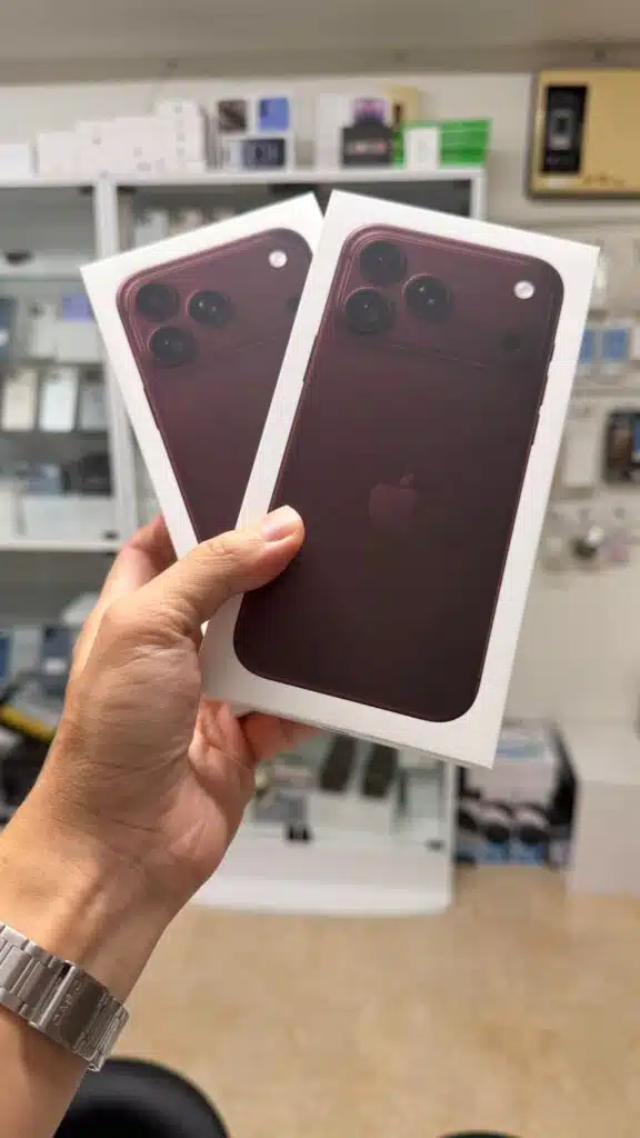 Hai hộp iPhone 18 Pro Max màu đỏ tại Mobile VNT 39 ở Tokyo