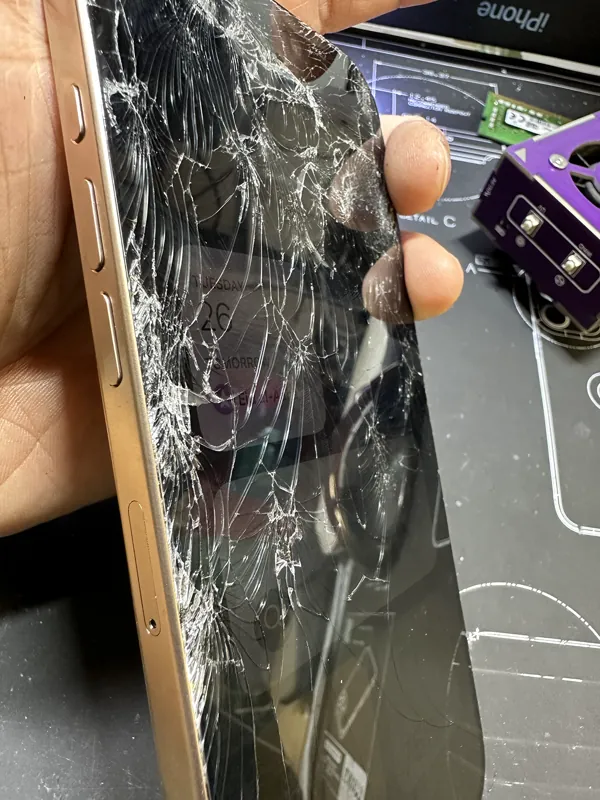 iPhone bị rơi vỡ kính, khách gửi đến VNT39 (ảnh thật)
