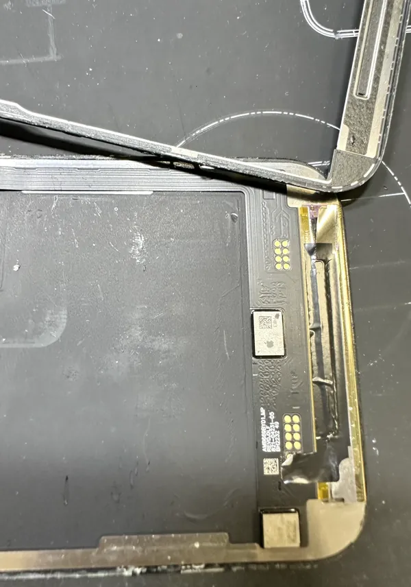 Mặt sau màn hình iPhone tách khỏi khung, thấy cáp màn hình (ảnh thật tại VNT39)