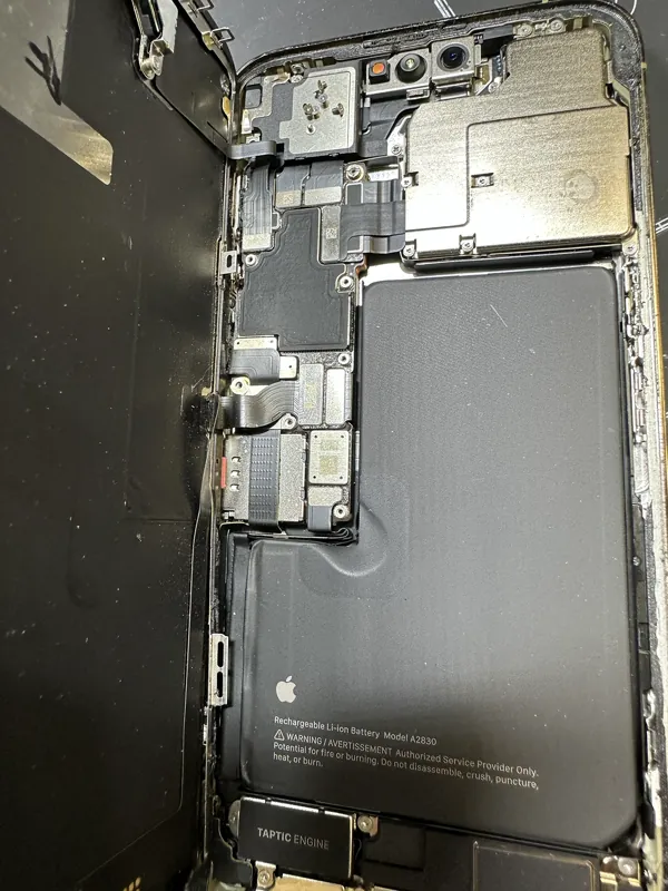 iPhone đã mở màn hình, thấy pin và mainboard bên trong (ảnh thật tại VNT39)