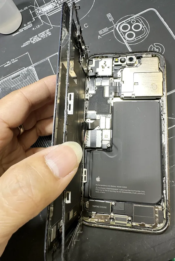 Kỹ thuật viên mở màn hình iPhone để kiểm tra cáp màn hình (ảnh thật tại VNT39)