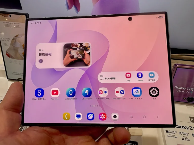 Galaxy Z Fold8 mở màn hình trong, hiện màn hình chính, cầm tay tại quầy trưng bày cửa hàng điện máy ở Nagoya