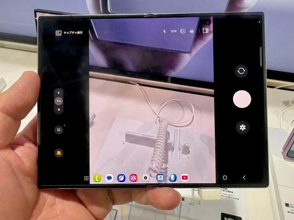 Galaxy Z Fold8 mở màn hình trong, đang mở ứng dụng camera tại quầy trưng bày