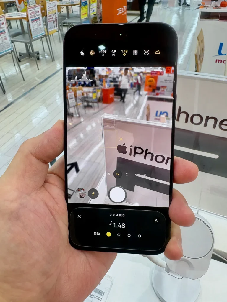 Tay cầm iPhone 18 Pro Max mở ứng dụng Camera, thanh điều khiển khẩu độ đang ở f/1.48