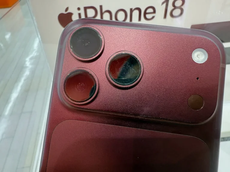 Cận cảnh cụm camera sau iPhone 18 Pro Max màu Burgundy tại khu trưng bày