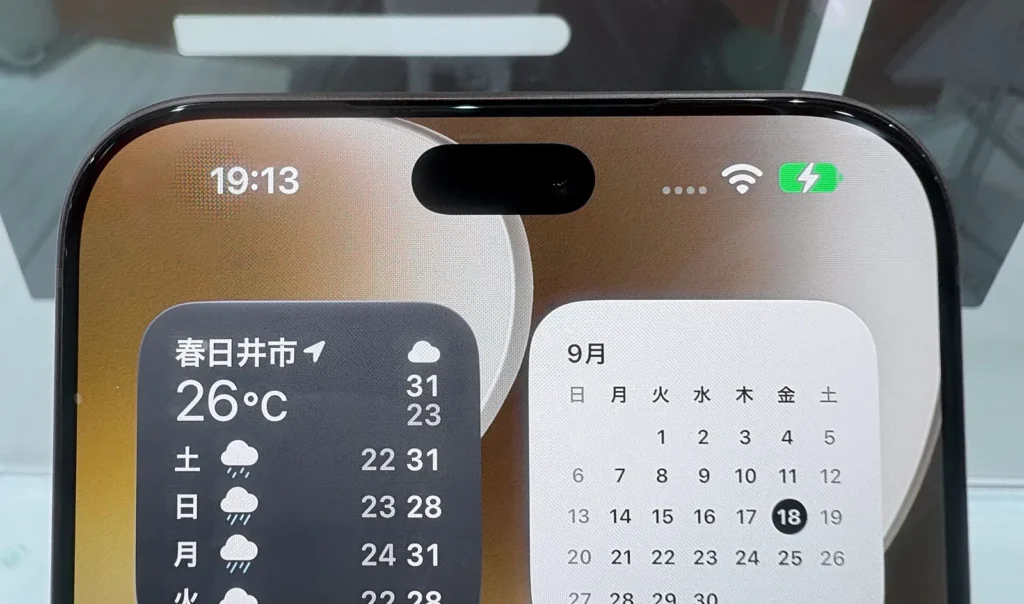 Phần trên màn hình iPhone 18 Pro Max với Dynamic Island và các widget thời tiết, lịch