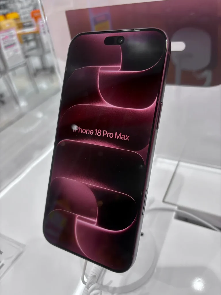 iPhone 18 Pro Max màu Burgundy trên giá trưng bày, màn hình 6.9 inch hiện hình nền