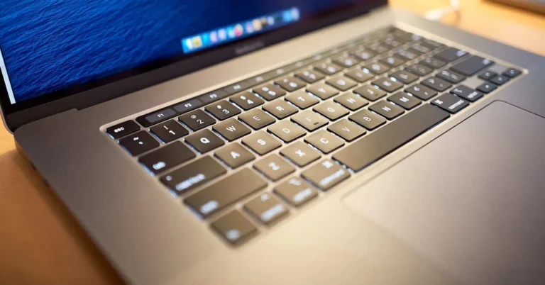 Bàn phím và một phần màn hình của MacBook Pro 16 inch đời 2019 (máy chip Intel)
