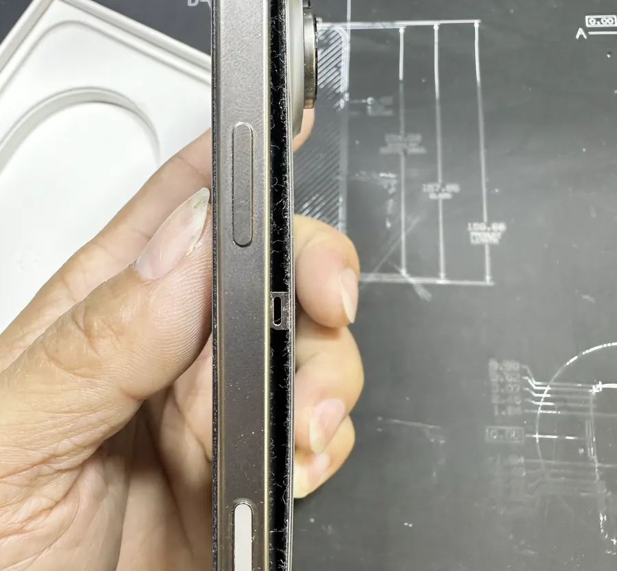Mặt lưng iPhone bị đẩy hở khỏi khung máy (ảnh thật tại VNT39)