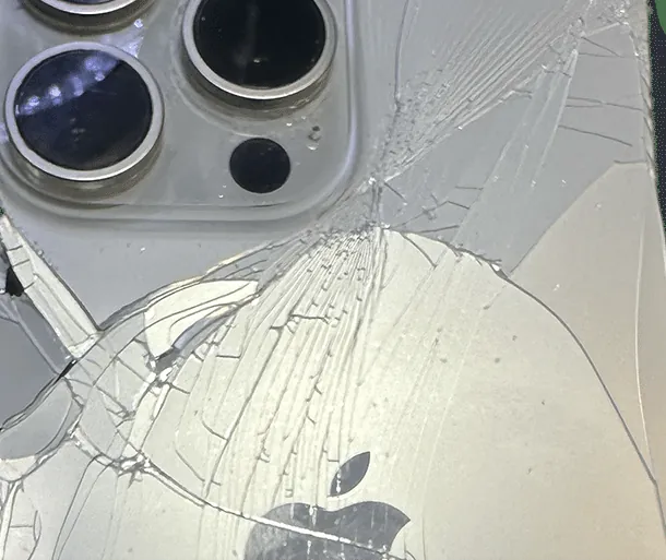 Mặt lưng kính iPhone 15 Pro Max vỡ sau va đập (ảnh thật tại VNT39)