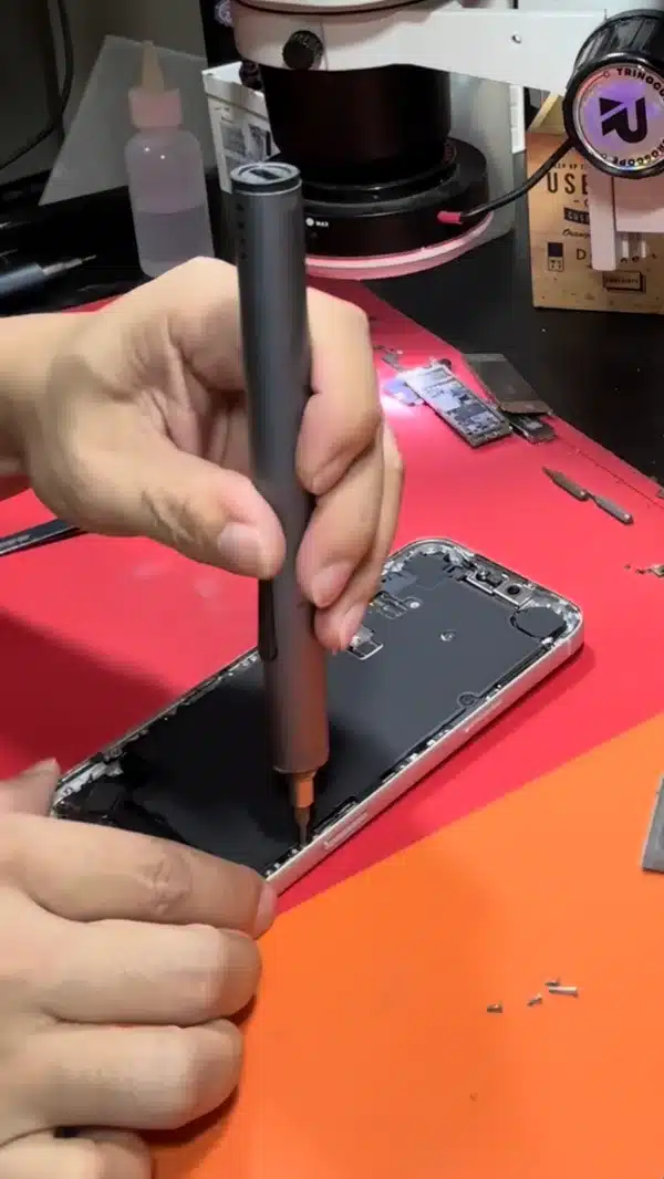 Mở màn hình iPhone 17 Pro Max tại VNT39: tháo ốc tấm che cáp màn