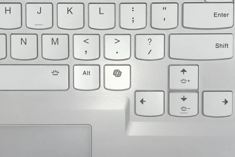 Cận cảnh bàn phím laptop màu trắng, phím Copilot nằm bên phải phím Alt, cạnh các phím mũi tên
