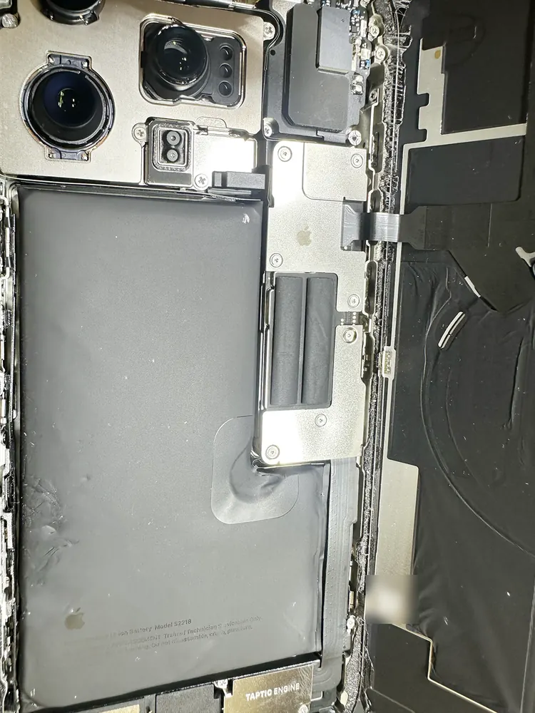Một viên pin iPhone đã phồng khi mở máy kiểm tra (ảnh thật tại VNT39)