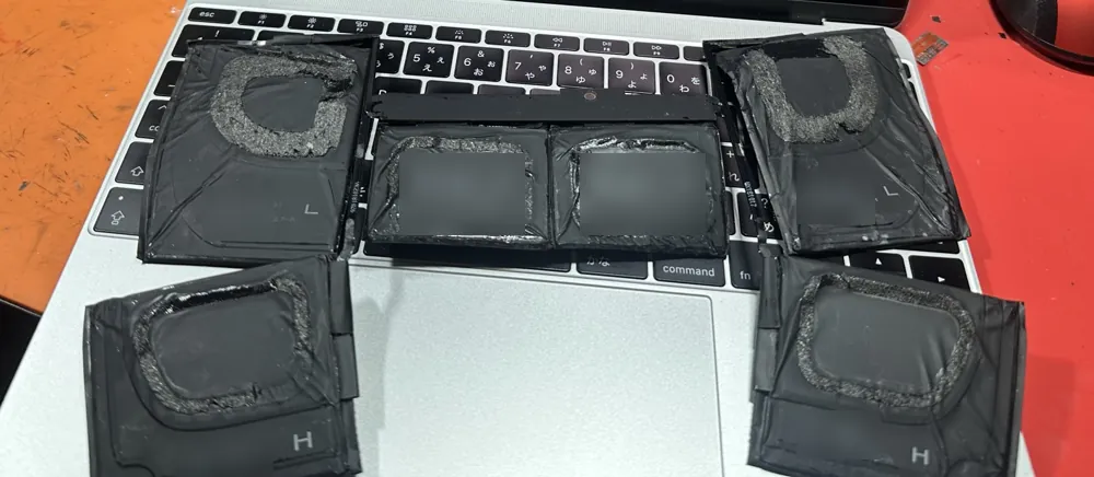 Các cell pin cũ bị phồng tháo từ một MacBook 12 inch tại VNT39