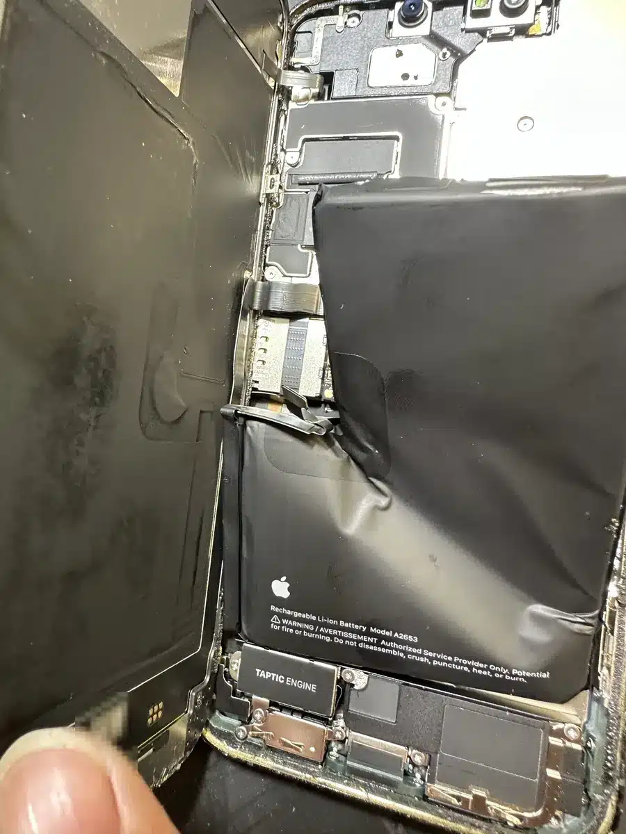 Pin iPhone 13 Pro Max bị phồng khi mở máy tại VNT39