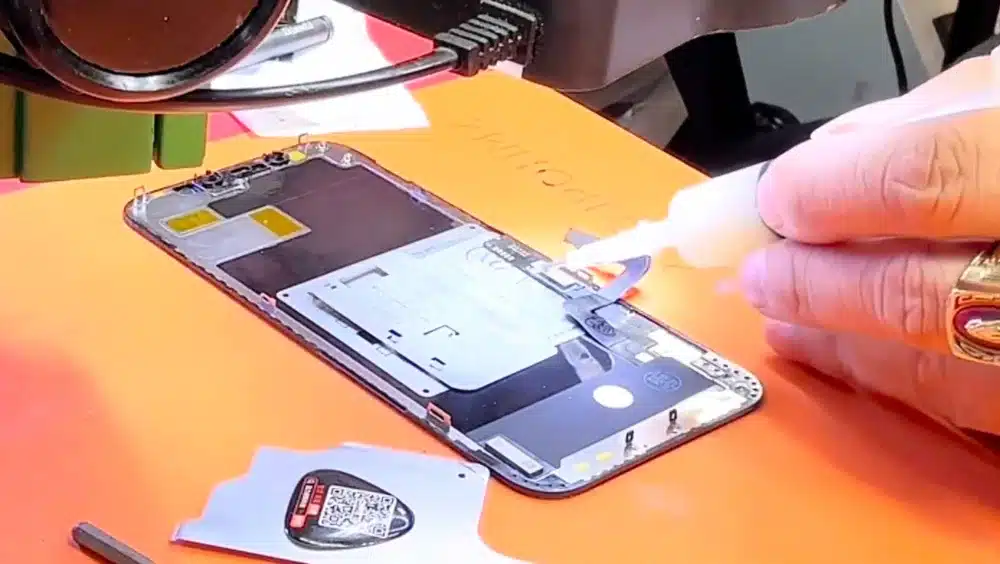 Kỹ thuật viên VNT39 thay màn hình iPhone 12 Pro, máy đã mở khung