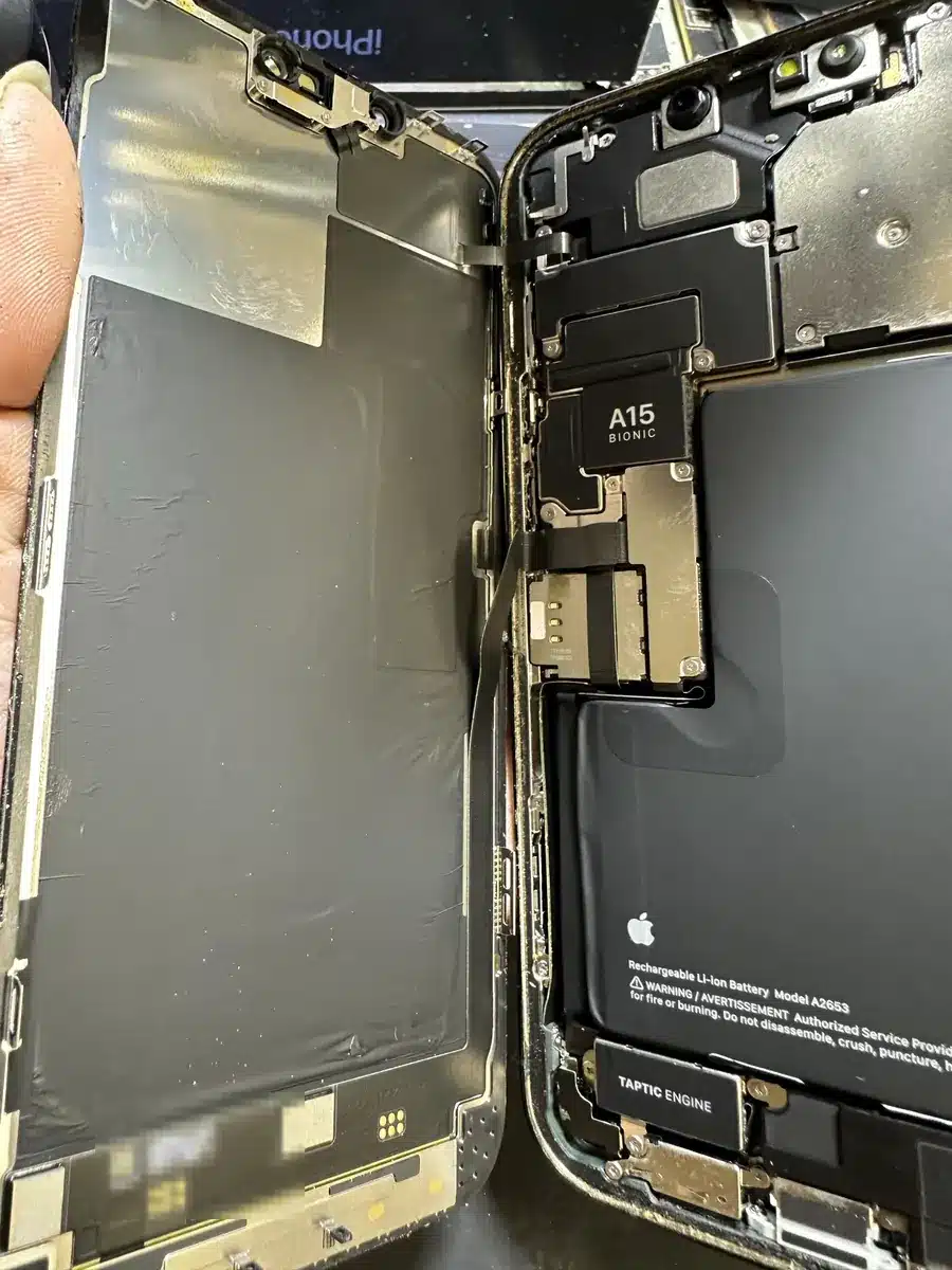 iPhone 13 Pro Max đã mở máy để thay pin tại VNT39