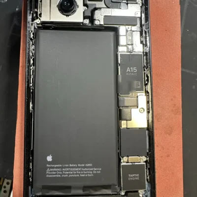 Ca thay pin iPhone 14 Plus tại VNT39: máy đã mở, thấy pin bên trong (ảnh thật, đã che mã)